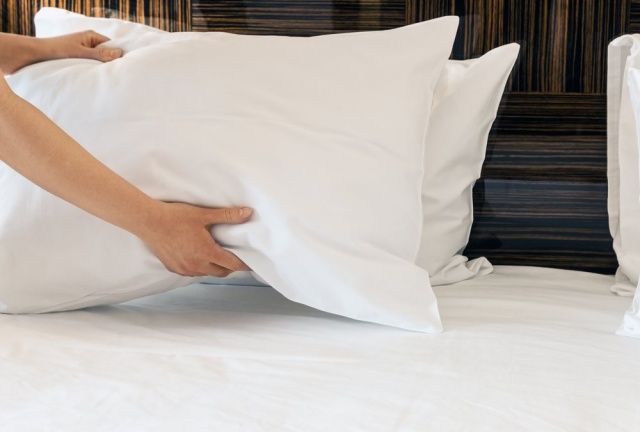 Yastık türü ne olursa olsun, çok çabuk kirlenmesini istemiyorsanız yastığın üzerine üst üste iki veya daha fazla kılıf takmanız iyi bir çözümdür. Böylelikle yastık kılıfı kirlense de kirin yastığa ulaşması çok daha zor olur ve yastık temizliği yapmadan önce yastıklar daha uzun süre kullanılır.