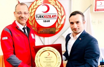 Türk Kızılayı'ndan Taner Akkuş'a teşekkür plaketi
