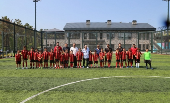 Duayen Sporcu Mustafa Sebzeci İnkılapspor Futbol Kulübünü Ziyaret Etti