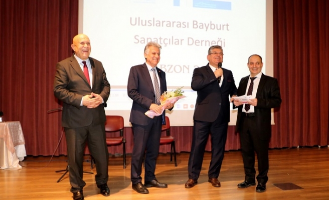 Trabzon'da Faaliyet gösteren kültür ve Dayanışma derneği tarafından düzenlenen ödül töreninde Şair ve Yazar Nizamettin Kutlu Ödüllendirildi